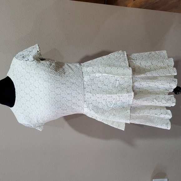 Gal meets glam white daisy lace tiered short sleeve dress - Picture 1 of 8